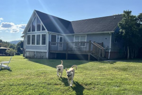 Bears Valley Inn - Peaceful - Less than 15 Min to Attractions - EZ Roads -Great Views - Game Room - Family & Dog Friendly